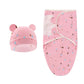 Un Couverture Bébé Emmaillotage | 0-6 Mois 2 Pièces BABY PREMA constitué d'une douce couverture rose enveloppante et d'un bonnet assorti arborant un adorable visage d'ours, orné d'un motif fant.