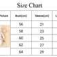 Un tableau des tailles pour les vêtements pour bébé indiquant les tailles 62/0-3M, 68/3-6M, 74/6-9M et 86/12-18M. Le tableau comprend les mesures du buste, des manches et de la longueur en centimètres avec des recommandations d'âge. En vedette, la Combinaison à Capuche BABY PREMA Barboteuse avec un motif floral rose. Parfait comme salopette hiver ou combinaison nouveau.