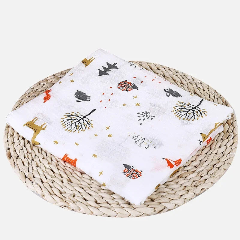 Une serviette à motifs ludiques, avec des motifs dodo, repose sur un set de table rond tissé de BABY PREMA, ajoutant une touche de fantaisie à une table simple.