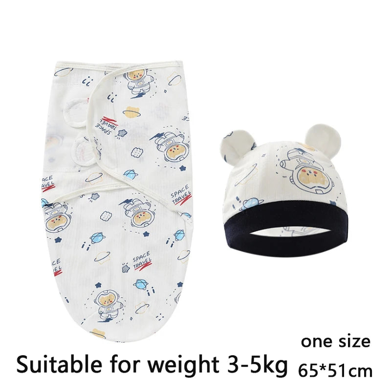 Couverture Emmaillotage Bébé douillette sur le thème de l'espace et Gigoteuse assortie pour nouveau-né, un article bébé indispensable, adapté aux bébés de 3 à 5 kg, aux dimensions 65*51 cm de BABY PREMA.