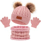Un ensemble d'accessoires d'hiver coordonné en rose tendre, parfait pour les enfants, comprenant un Ensemble 3Pièces Bonnet Gants pour Bébé avec deux pompons, une paire de gants et un cache-cou pelucheux de BABY PREMA.