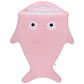 Un article bébé : une couverture en polaire ultra douce et moelleuse rose à thème de requin de la marque BABY PREMA, avec un design fantaisiste offrant une capuche aux yeux cartoon et un intérieur à pois.