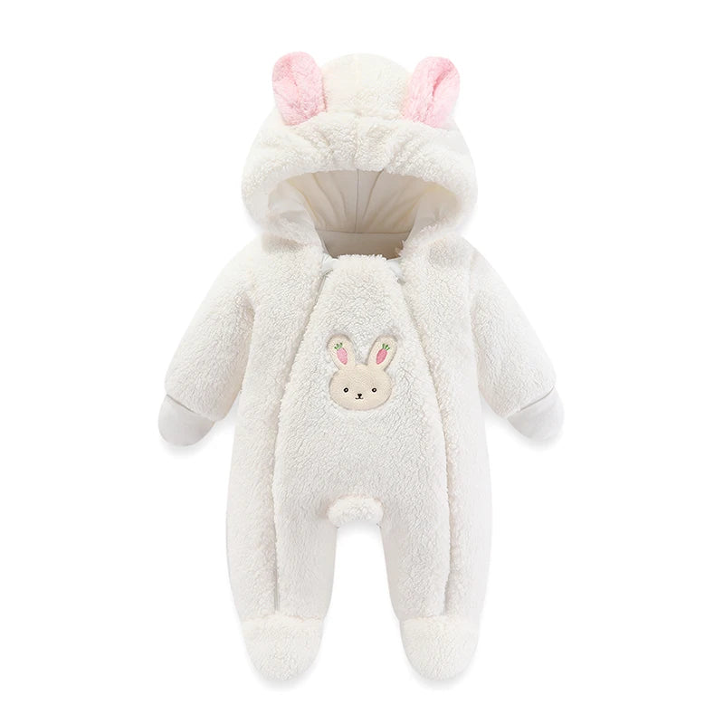 Un body bébé en peluche conçu pour ressembler à un lapin, doté d'une capuche avec des oreilles de lapin et d'un petit visage de lapin sur la poitrine, le tout en tissu blanc doux avec des accents roses pour un maximum de confort. Voici la Barboteuse à Capuche BABY-PREMA | Combinaison Épaisse Bébé.