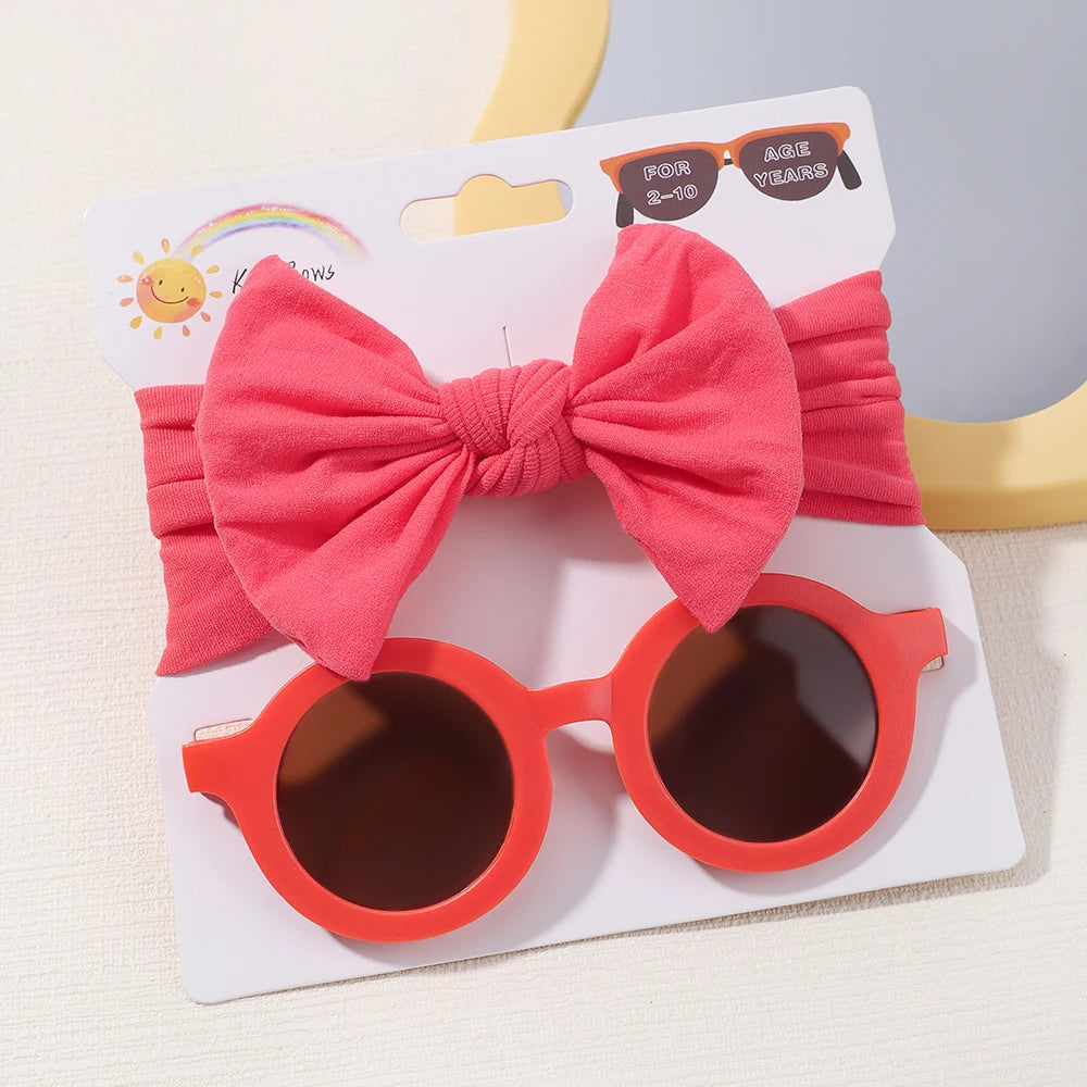 Bandeau bébé rouge à nœud en nylon avec un grand nœud et lunettes de soleil pour bébé assorties sous blister, Set d'Accessoires Bébé | Lunettes de Cheveux pour Bébé de BABY PREMA.