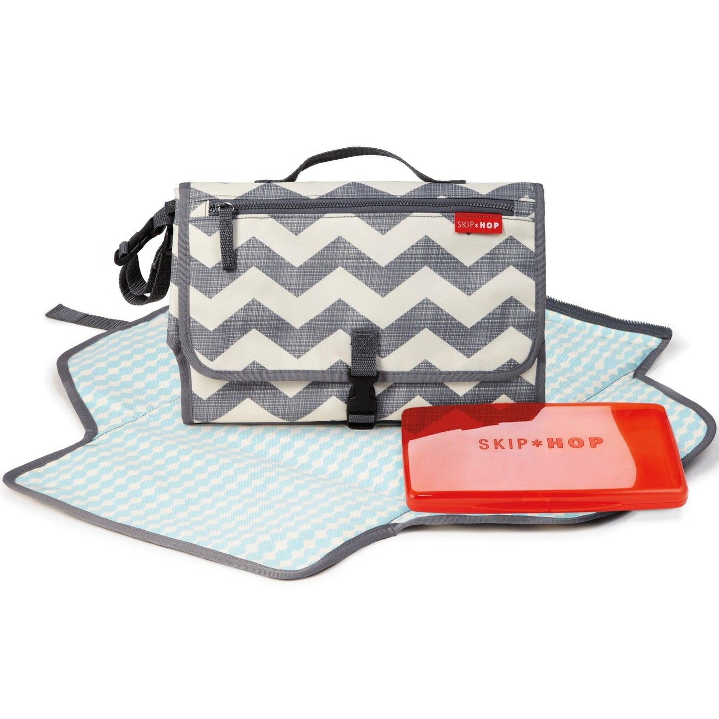 Get trendy with Station à Langer Mini Changer Chevron - Skip Hop -  available at BABY PREMA. Grab yours for €42.85 today!