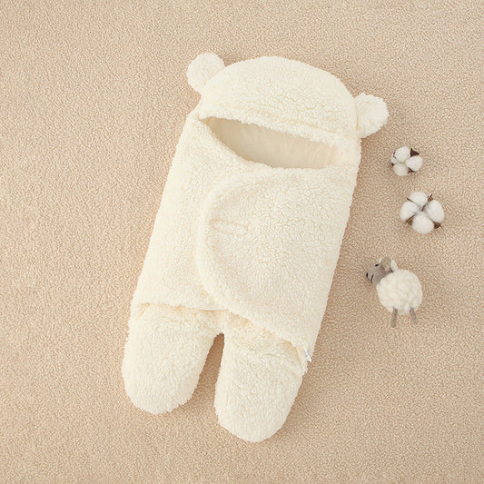 Une gigoteuse douillette en forme d'ours Couverture épaisse douce bébé, accessoire indispensable pour bébé, disposée sur une surface moelleuse, accompagnée de quelques cotonniers pour une touche de déco douce et naturelle. Marque : BABY PREMA