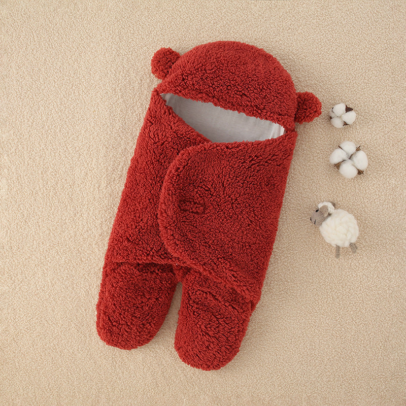 Un article bébé douillet : Couverture épaisse douce bébé rouge avec des oreilles d'ours sur un fond doux, accompagnée de plantes de coton et d'un mignon jouet BABY PREMA.