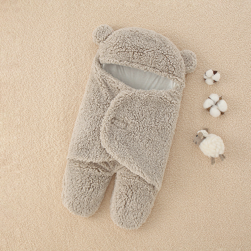 Guirlande de bébé douillette sur le thème de l'ours sur un fond beige tout doux, accompagnée de cotonniers décoratifs et d'un petit mouton en peluche, incarnant chaleur et confort. Cette Couverture épaisse douce bébé de BABY PREMA assure à la fois style.