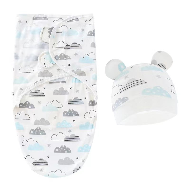 Un coffret Emmaillotage pour bébé | Accessoires Prématuré Doux & Chaud au motif nuages et gouttes de pluie, dont un lange et un joli bonnet avec oreilles de souris de BABY PREMA.