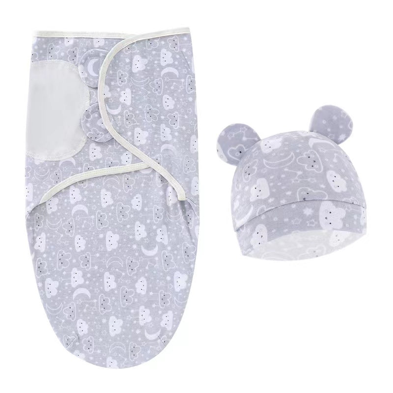 Un Emmaillotage pour bébé douillet et un bonnet assorti avec un adorable motif imprimé ours dans des tons gris doux, adaptés aux bébés prématurés de BABY PREMA.