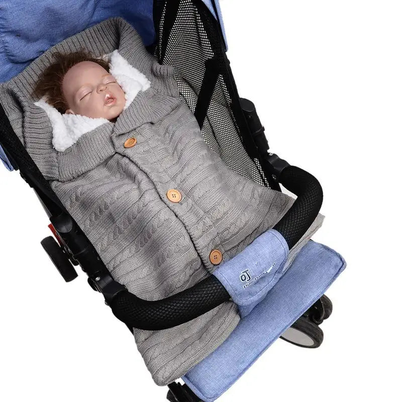 Une couverture en polaire ultra douce et moelleuse ressemblant à un bain bébé endormi, emmitouflé dans une chaude veste grise et des jeans, solidement attaché dans BABY PREMA.