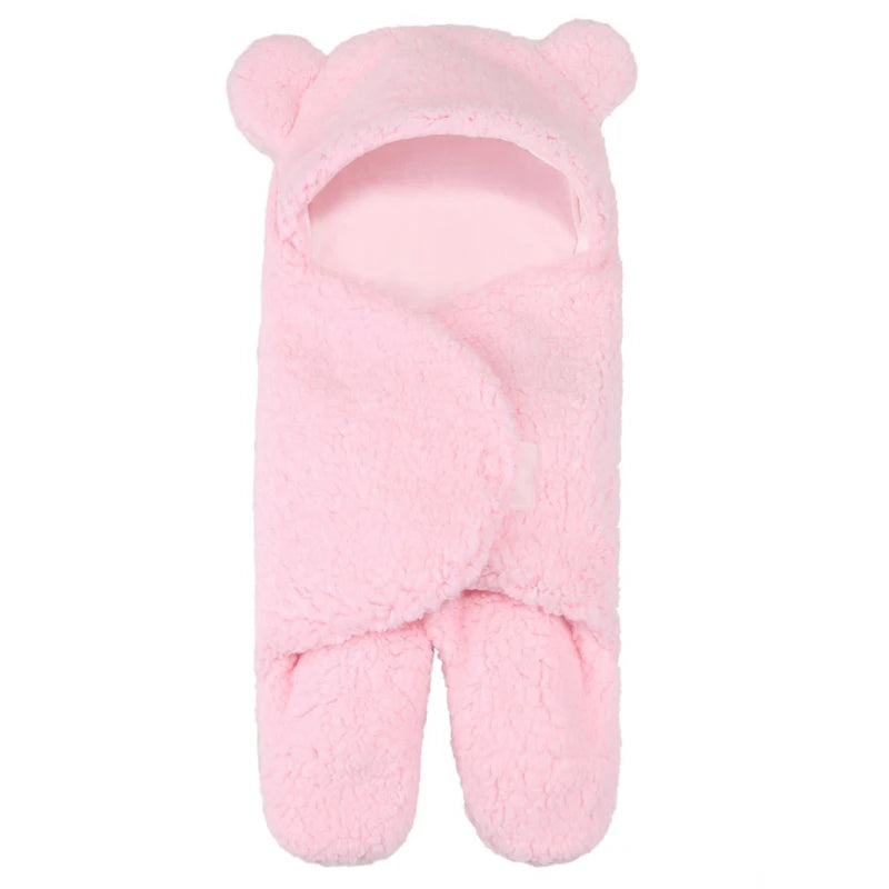 Une couverture bébé douce confortable Gigoteuse BABY-PREMA avec détails oreilles sur la capuche et ouverture pour le visage.