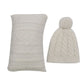 Un ensemble tricoté blanc douillet Cadeau Naissance Bébé | Oreiller 2 pièces pour Bébé et un bonnet assorti avec un petit pompon sur fond blanc.