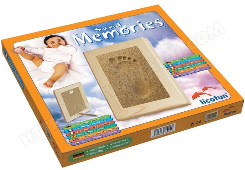 Un coffret "Sand Souvenir Avec ou Sans Cadre" de la marque LICOFUN. La boîte présente une image d'un bébé, le cadre en bois du kit avec une empreinte de bébé en sable naturel et un texte détaillant le contenu. Le fond est un ciel avec des nuages.