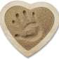 Un cadre en forme de cœur rempli de sable naturel est présenté. Dans le sable, il y a une empreinte bébé, créant un spectacle réconfortant et nostalgique. Le cadre en bois semble être en bois de couleur claire. Ce produit, nommé Sand Souvenir Avec ou Sans Cadre - Licofun, vous est proposé par la marque LICOFUN.