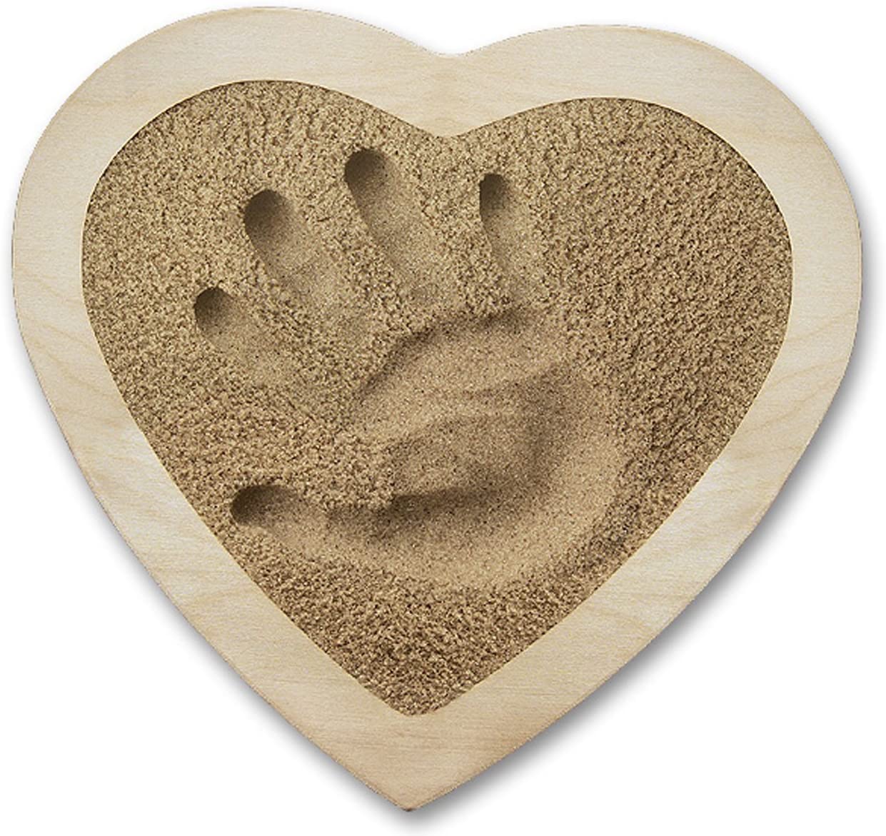 Un cadre en forme de cœur rempli de sable naturel est présenté. Dans le sable, il y a une empreinte bébé, créant un spectacle réconfortant et nostalgique. Le cadre en bois semble être en bois de couleur claire. Ce produit, nommé Sand Souvenir Avec ou Sans Cadre - Licofun, vous est proposé par la marque LICOFUN.