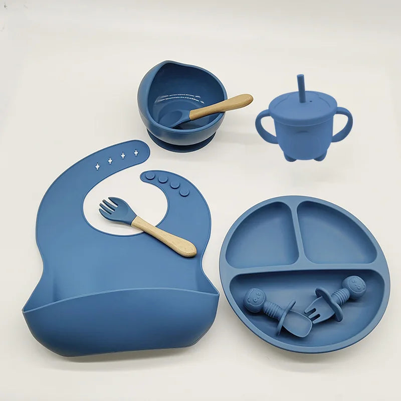 Un ensemble d'accessoires d'alimentation pour bébé en silicone bleu de haute qualité comprenant un bavoir avec poche, une ventouse avec cuillère, un gobelet, une assiette divisée et deux ustensiles.

Phrase remplacée : L'ensemble BABY PREMA 6-8 Pièces de Vaisselle pour enfants comprend des fournitures d'alimentation pour bébé en silicone bleu de haute qualité telles qu'un bavoir avec une poche, un bol à ventouse avec une cuillère, un gobelet, une assiette divisée et deux ustensiles. .