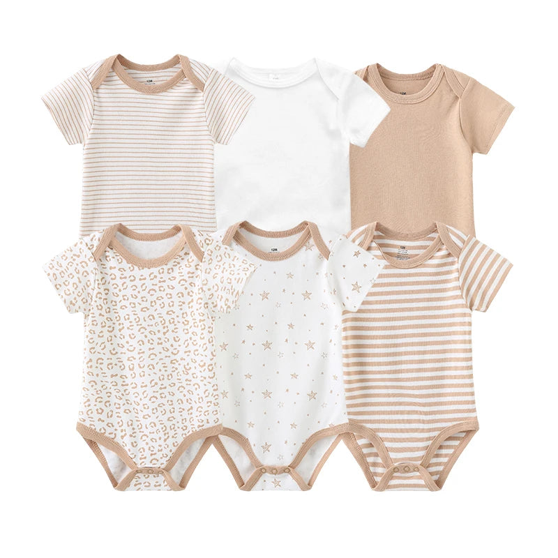 Un ensemble de six Lot 6 Body Coton Bébé Manches Courtes de BABY PREMA dans divers motifs et couleurs neutres, notamment des rayures, un imprimé léopard, des étoiles et des pastels unis. Fabriqué à partir de bodys doux en coton avec manches courtes pour un confort ultime.