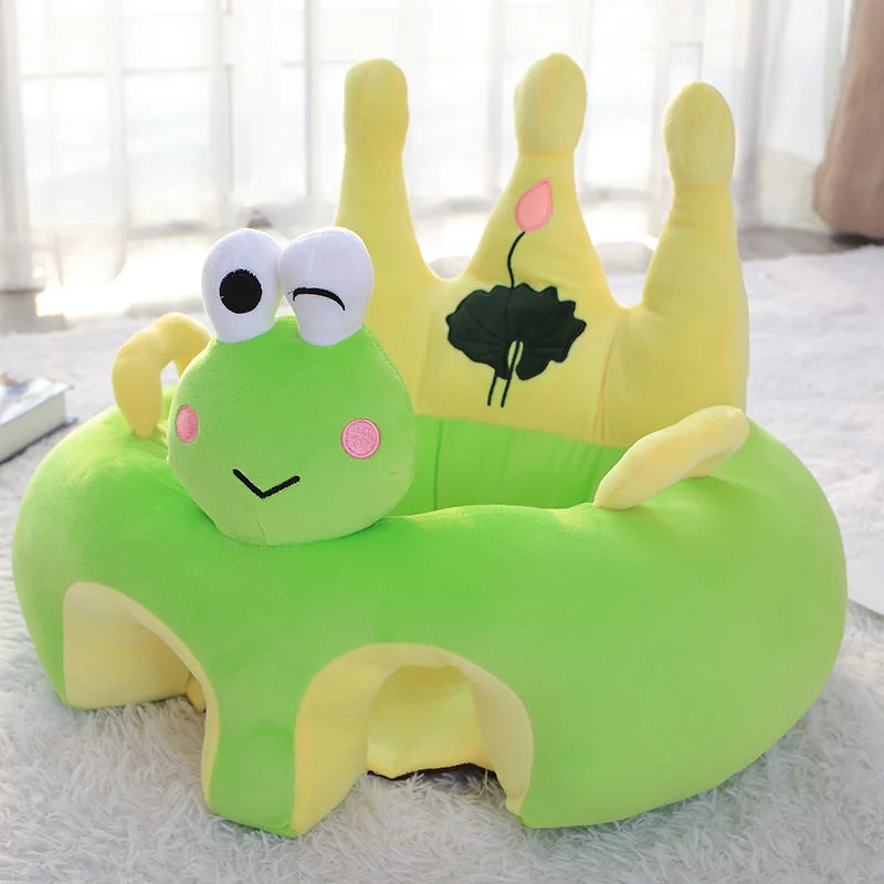 Un joli escargot en peluche vert et jaune repose sur une chaise Siège Apprentissage Position Assise Bébé avec une expression joyeuse et un motif en forme de cœur sur sa joue, incarnant la joie légère de la maternité.