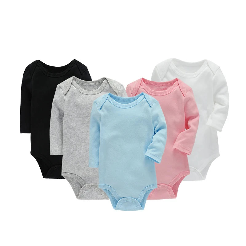 Cinq Body Bébé Coton Doux à manches longues de BABY-PREMA de différentes couleurs – noir, gris, bleu, rose et blanc – en coton doux pour caresser doucement la peau délicate de bébé, disposés en éventail.