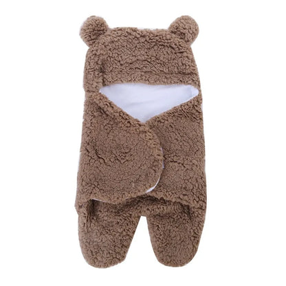 Couverture bébé Nid D'Ange douillette sur le thème de l'ours avec de jolis détails d'oreilles, un tissu doux et des accessoires essentiels pour bébé par BABY-PREMA.