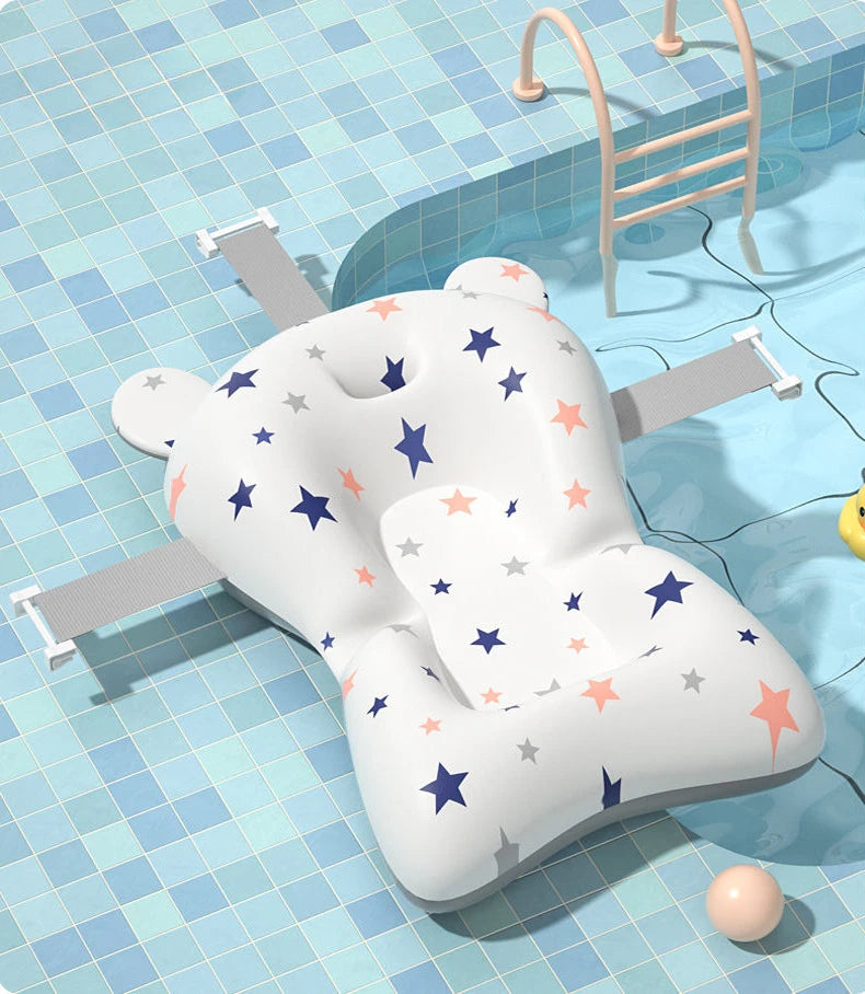 Un flotteur de piscine gonflable avec un motif en étoile flotte doucement sur l'eau calme d'une piscine carrelée, attendant que quelqu'un monte dessus et profite du soleil. C'est un accessoire indispensable à la Baignoire en Silicone pour Bébé BABY PREMA.
