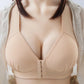 Soutien-gorge de maternité beige BABY PREMA à fermeture frontale présenté sur un torse de mannequin avec une chemise de couleur claire partiellement ouverte.