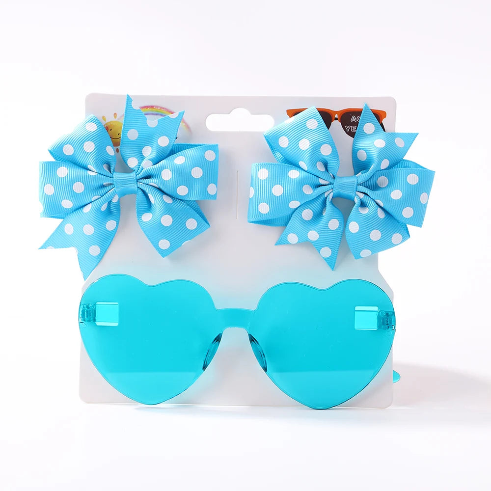 A **Ensemble d'Accessoires Bébé | Lunettes de Cheveux pour Bébé** de **BABY PREMA** associées à deux bandeaux à nœuds en nylon à pois bleus sur fond blanc.