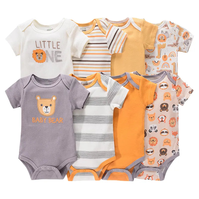 Huit combinaisons assorties pour bébé avec différents motifs et couleurs, dont des motifs d'animaux, des rayures et des couleurs unies, toutes fabriquées en coton doux. Ce Lot de 4 Bodies Bébé Couleurs été de BABY PREMA sont soigneusement disposés sur deux rangées.