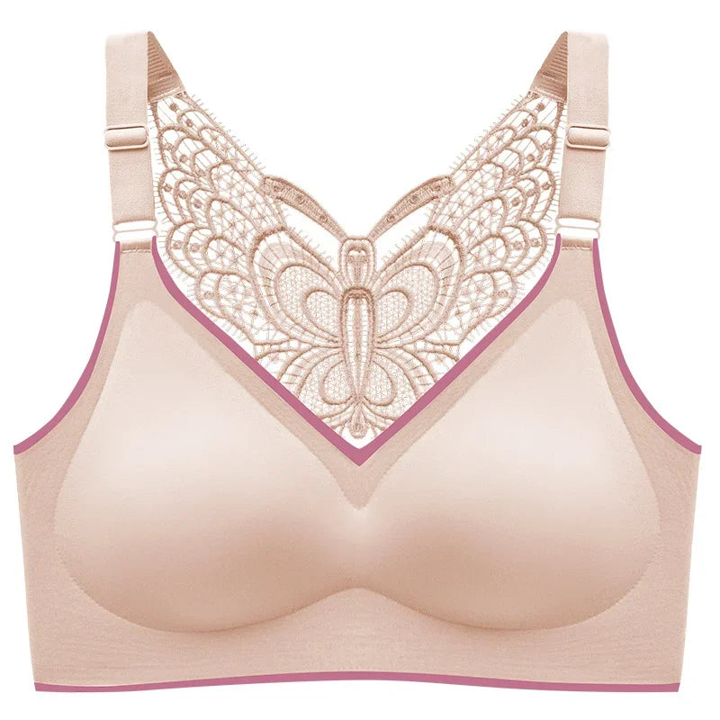 Soutien-gorge beige élégant avec des détails en dentelle complexe dans le dos, de larges bretelles confortables et un design poids léger : le Soutien Confort Grandes Tailles de BABY PREMA.