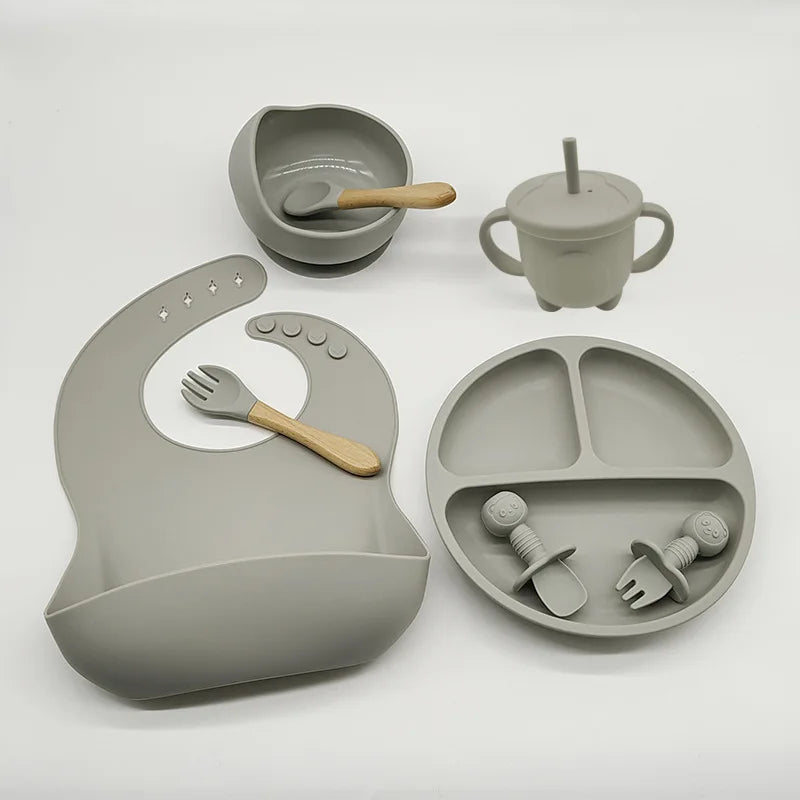 Silicone gris de haute qualité Ensemble 6-8 Pièces de Vaisselle pour enfants BABY PREMA avec assiette divisée, bavoir, gobelet avec anses, bols à ventouse avec cuillère assortie, et ensemble fourchette et cuillère.