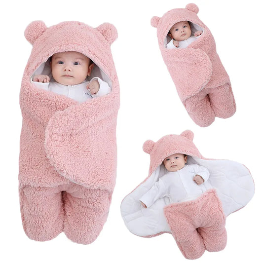 Une fonctionnalité BABY-PREMA bébé : un montage douillet d'un bébé enveloppé dans une Couverture Doux Bébé 0-9 mois rose en forme d'ours, mettant en valeur différents angles de la tenue adorable et douillette.
