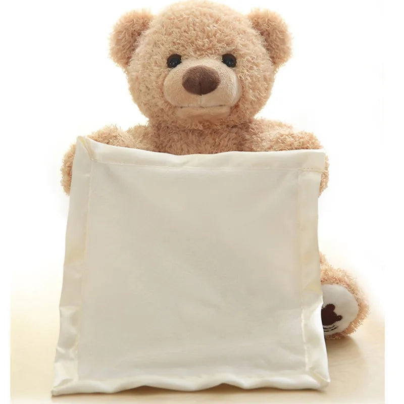 Un ours en peluche, Doudou Ours en Peluche Chante "Peek-a-Boo" de BABY PREMA, regardant derrière un oreiller blanc vierge, avec ses pattes posées dessus, prêt à dodo.