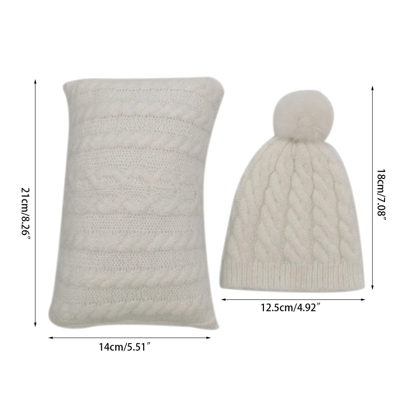 Un oreiller en tricot blanc et un bonnet assorti du Set Cadeau Naissance Bébé | 2 pièces pour Bébé de BABY PREMA présentées côte à côte, accompagnées de leurs mesures. L'oreiller mesure environ 21 cm sur 14 cm, et le