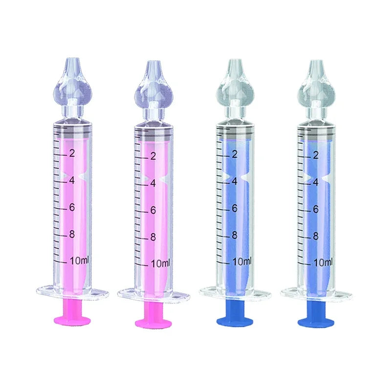 Quatre seringues Lavage de Nez Bébé avec différents niveaux de liquide, chacune avec un piston de couleur différente : rose, violet, bleu et bleu bébé de BABY PREMA.