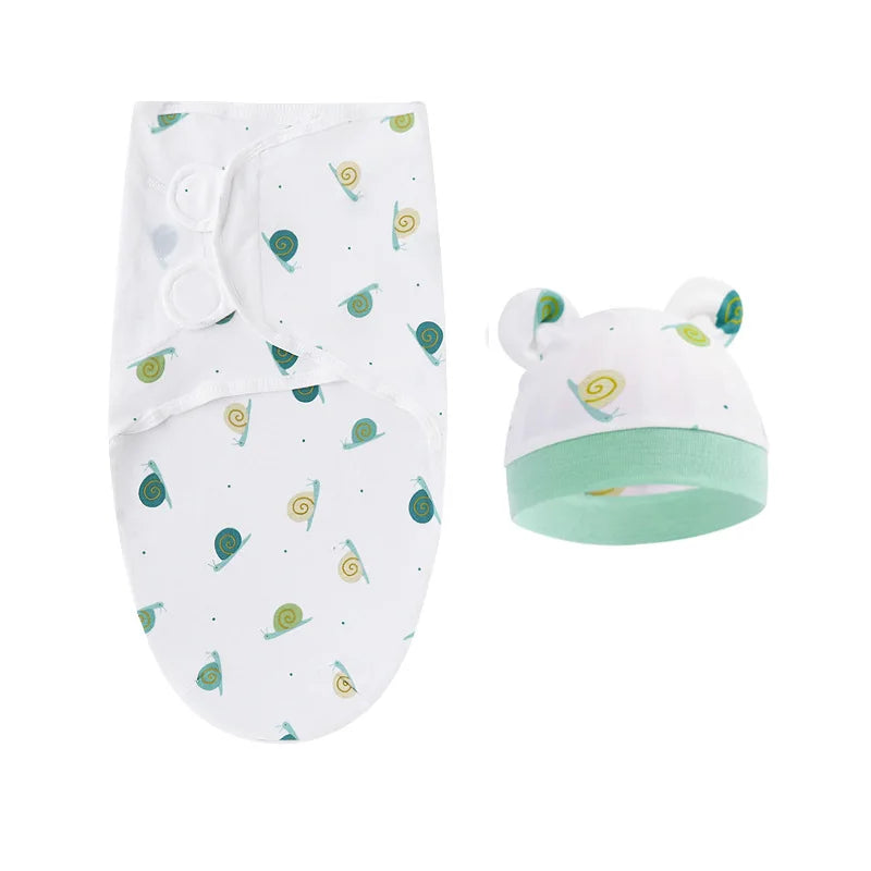 Une tenue de bébé naissant comportant un Ensemble Gigoteuse Couverture Ajustable blanc avec un motif coloré d'escargots et un chapeau assorti blanc et vert menthe avec de mignon BABY PREMA