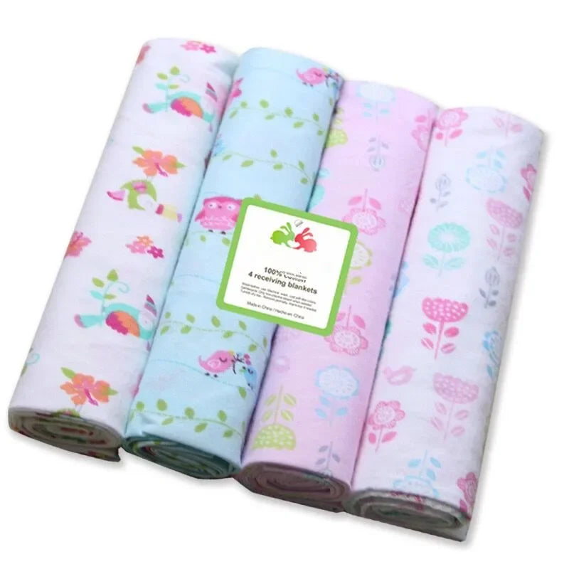 Quatre couvertures de réception enroulées Lot de 4 Carré de Langes en Coton pour Bébé avec divers motifs mignons, dont des fleurs, des animaux et des motifs adaptés aux bébés, soigneusement disposés sur un fond blanc. Nom de marque: BÉBÉ PREMA