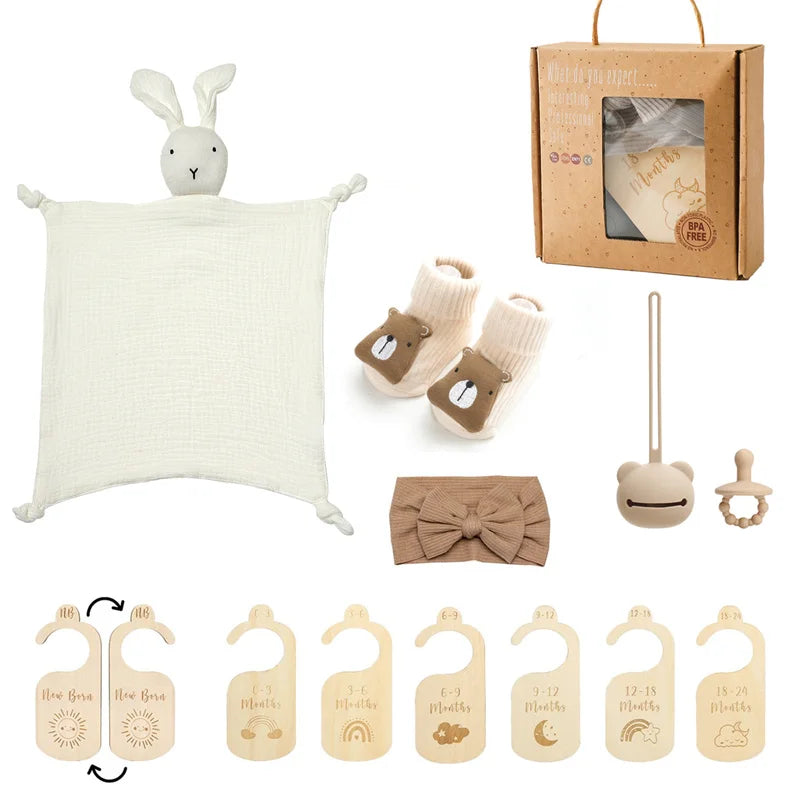 Un Coffret Cadeau Naissance Bébé sélectionné avec une palette de couleurs neutres, comprenant un jouet en peluche à oreilles de lapin, des chaussons douillets, un oreiller moelleux, un anneau de dentition en bois, un bandeau à nœud, des cartes d'étape et
Nom de marque: BÉBÉ PREMA