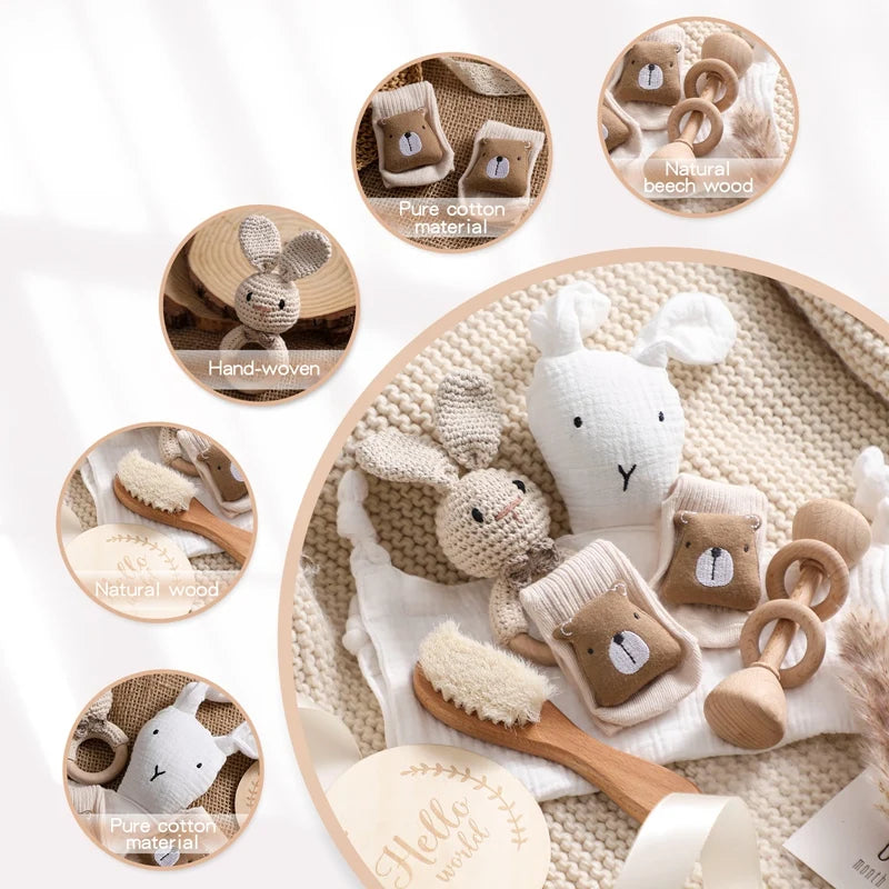 Une collection d'articles adaptés aux bébés comprenant des jouets tissés à la main, des accessoires en bois naturel et des matériaux en pur coton, présentés dans une palette de couleurs douces et neutres axées sur le Coffret Cadeau Naissance Bébé de BABY PREMA.
