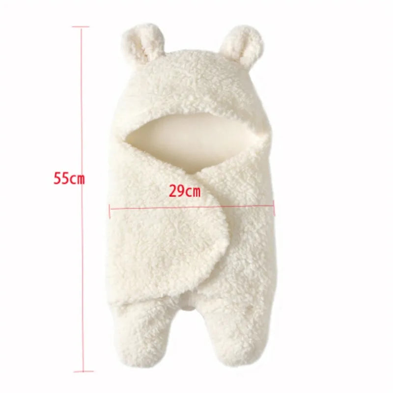 Gigoteuse bébé moelleuse en forme d'ours blanc mesurant 55 cm de hauteur et 29 cm de largeur, la Couverture Cocon pour Bébé BABY-PREMA est un indispensable pour l'hygiène de bébé.