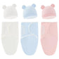 Adorable ensemble bonnet et lange pour bébé avec de jolies oreilles d'ours, dans des couleurs pastel douces de blanc, bleu et rose - accessoires essentiels pour bébé. Essayez la Couverture en Polaire Ultra Doux et Moelleux de BABY PREMA.