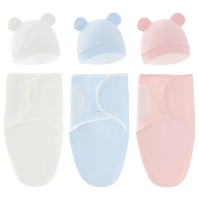 Adorable ensemble bonnet et lange pour bébé avec de jolies oreilles d'ours, dans des couleurs pastel douces de blanc, bleu et rose - accessoires essentiels pour bébé. Essayez la Couverture en Polaire Ultra Doux et Moelleux de BABY PREMA.