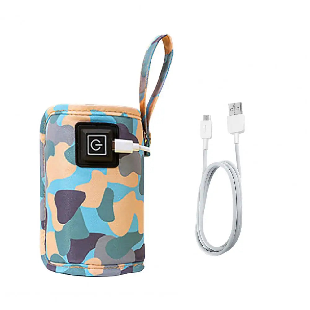 Un petit support pour appareil électronique portable à motif camouflage, doté d'une fermeture éclair sur le dessus et d'une sangle de transport, est présenté. Le Chauffe-Biberon Portable Intelligence Résistant de BABY-PREMA, parfait pour les parents occupés, possède un bouton d'alimentation et un port de chargement avec un câble blanc branché. À côté se trouve un câble de chargement USB blanc détaché.