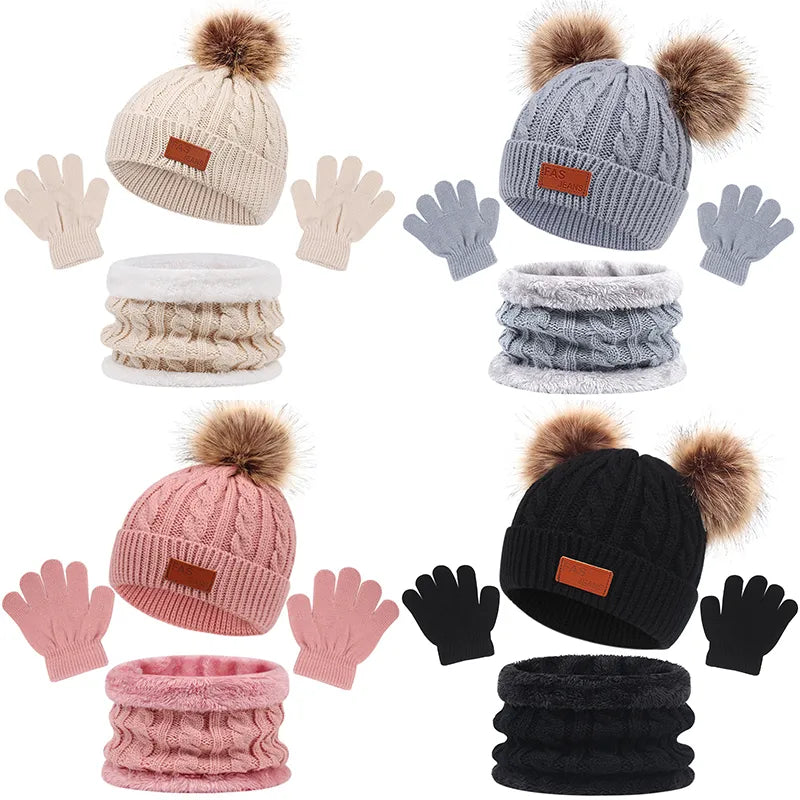 Une collection d'accessoires d'hiver pour enfant prématuré présentant l'ensemble BABY PREMA 3Pièces Bonnet Gants pour Bébé avec des bonnets de différentes couleurs avec pompons, des écharpes assorties et des gants pour rester au chaud par temps froid.