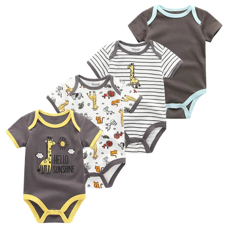 Quatre bodys bébé gris et blanc avec divers imprimés dont des girafes, des véhicules, des rayures et le texte "Hello Sunshine", parfaits pour l'été (été). Fabriqués en coton doux, ces bodys pour bébé assurent confort et style à votre tout-petit. Présentation du Lot de 4 Bodies Coton Bébé Couleurs été de BABY PREMA.