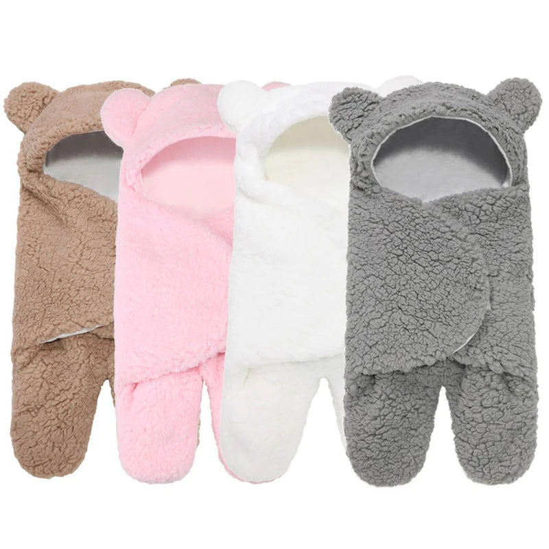 Trois accessoires bébé adorables en forme d'ours, comprenant des sacs de couchage confortables et mignons dans les couleurs: marron, Couverture bébé Nid D'Ange | Hiver et Toutes Saisons de la marque BABY-PREMA.