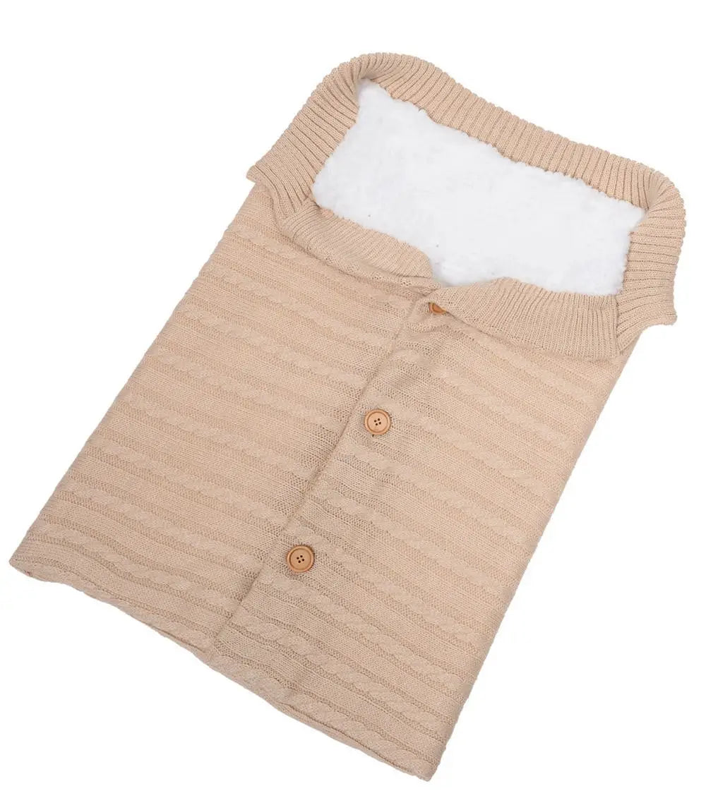 Une gigoteuse bébé Couverture en Polaire Ultra Doux et Moelleux avec détails boutons sur fond blanc est un article indispensable bébé de BABY PREMA.