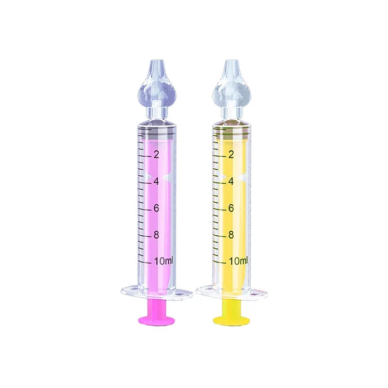Two Lavage de Nez Bébé | Seringues Soins de Nettoyage contenant un liquide coloré, un rose et un jaune, chacune marquée d'une échelle de mesure, pour les médicaments BABY PREMA.