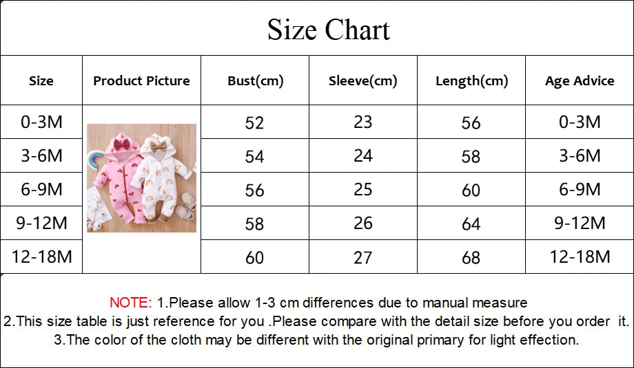 Un tableau des tailles pour les vêtements pour enfants est affiché, comprenant cinq catégories de tailles allant de 0 à 3 mois à 12 à 18 mois. Il fournit des mesures du buste, des manches et de la longueur en centimètres. Présentant des photos de produits comme une jolie Combinaison à Capuche Pour Bébé de BABY PREMA et des conseils sur l'âge, il y a également une note sur les différences de mesure et les variations de couleur.