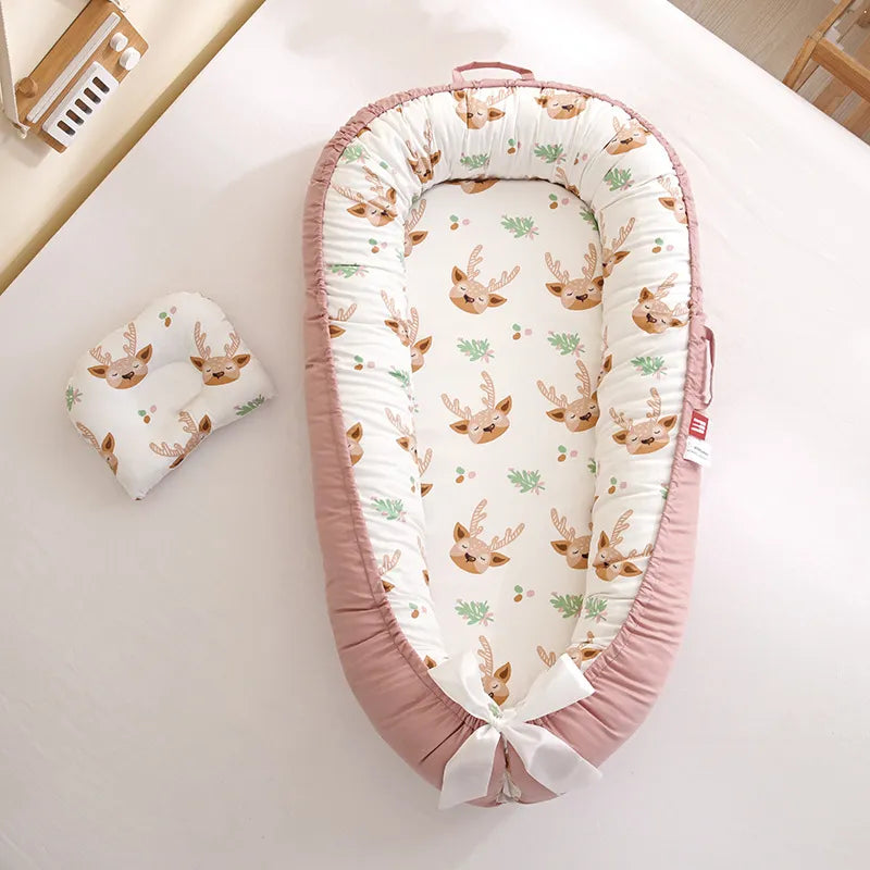 Nid douillet pour bébé prématuré avec un adorable motif de cerf et une bordure rose tendre, complété par un oreiller assorti pour un sommeil paisible.
Produit : Lit de Bébé Portable | Le Cocon Parfait un Sommeil Paisible
Marque : BABY-PREMA